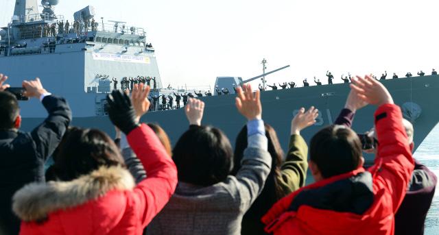 3일 오전 해군작전사령부 부산작전기지에서 청해부대 23진 최영함 장병들이 가족과 지인들의 환송을 받으며 출항하고 있다.   
 부산=조종원 기자