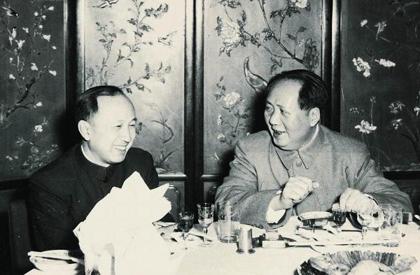 마오쩌둥(오른쪽) 전 국가주석과 ‘중국 미사일의 아버지’이자 ‘로켓왕’으로 불렸던 첸쉐썬 박사의 면담 모습. 연합뉴스