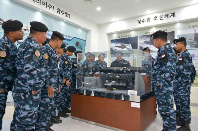 해군잠수함사령부에서 실시하는 ‘인도네시아 잠수함 승조원 교육훈련’에 참여한 인도네시아 아르다데달리함 승조원들이 잠수함 역사관을 둘러보고 있다.  사진 제공= 조학동 상병