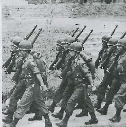 1960년대 육군보병학교에서 M1 소총을 어깨에 메고 행진하는 교육생들의 모습. 국방일보 DB