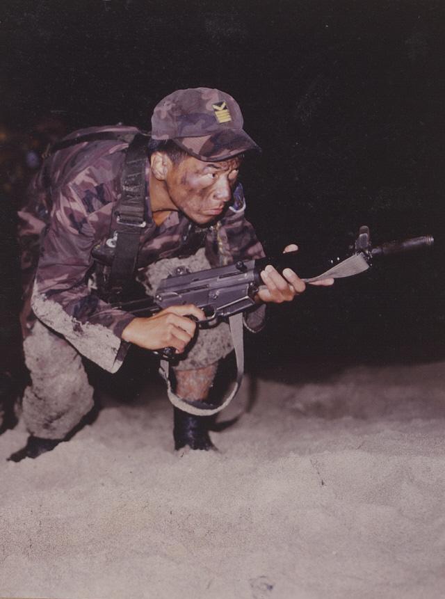 첫 국내개발 총기인 K1A를 들고 훈련에 참가 중인 장병(1985년 4월).  육군기록정보관리단 제공 