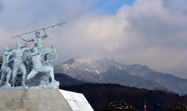 눈 덮인 계룡산이 국군의 심장 ‘계룡대’를 든든히 지키고 있다. 계룡대 내에 설치된 조형물 ‘약진상’과 계룡산의 기개가 어우러져 보인다. 