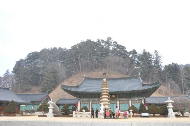 오대산 사찰문화재의 대표 격인 월정사 적광전. 중앙에 팔각구층석탑이 보인다.