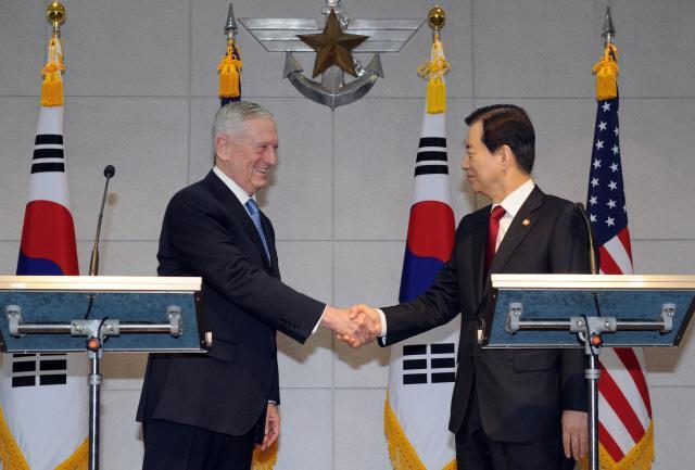 한민구 국방부 장관과 제임스 매티스 미국 국방부 장관이 한미 연합훈련인 독수리(FE) 훈련 첫날(1일) 전화 통화를 하고 북한의 도발에 대한 강력한 응징 의지를 다졌다. 사진은 지난달 3일 국방부 청사에서 열린 한미 국방장관 회담에 앞서 양국 장관이 악수하는 장면.    국방일보DB