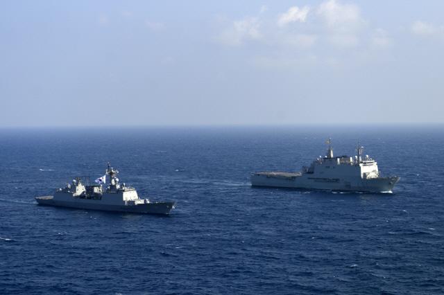 청해부대 23진 최영함(왼쪽)이 유럽연합 주관으로 진행된 대해적작전에 참가해 스페인 해군 갈리시아함(오른쪽)과 전술기동 훈련을 하고 있다.  합참 제공