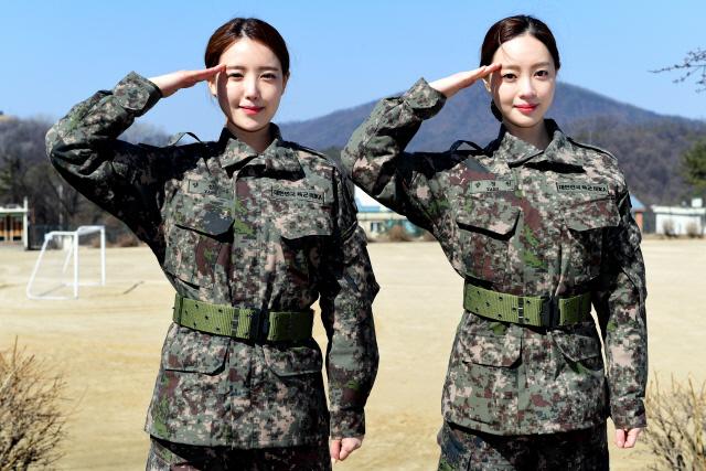 아나운서 양한나(왼쪽)와 배우 양정원이 거수경례를 하고 있다.