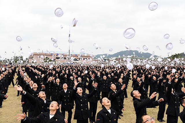 해군병 639기 정모 수여 및 수료식에서 수병들이 정모를 하늘 높이 던지며 수료의 기쁨을 만끽하고 있다. 사진 제공=김미진 하사
