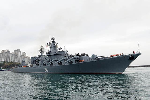러시아 해군의 1만1000톤급 유도탄 순양함 바랴크함이 11일 해군작전사령부 부두에 입항하고 있다.  해군작전사 제공