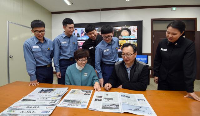 부모님이 정훈병 체험에 앞서 진기사 정훈공보실에서 부서원들과 함께 신문을 보며 뉴스 모니터링에 대한 설명을 듣고 있다. 