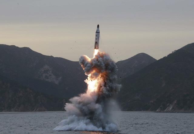 북한은 핵과 미사일 개발을 지속하며 한반도 긴장 상태를 고조시키고 있다.  2016년 4월 북한이 공개한 잠수함 발사 탄도미사일 시험발사 장면.   연합뉴스