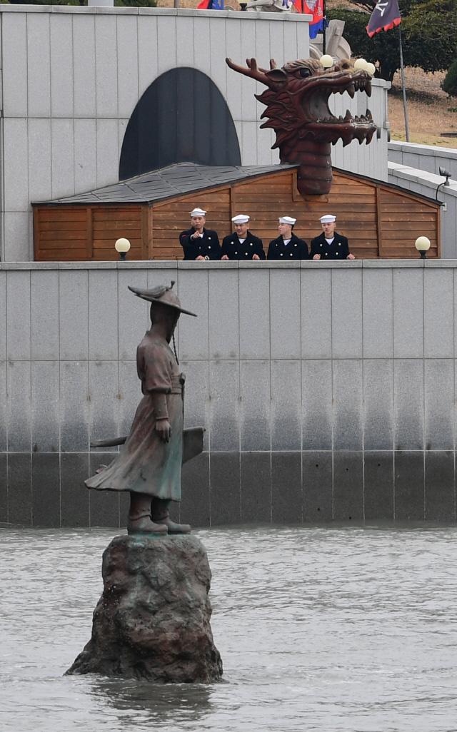 해군3함대사령부 군악대 장병들이 전남 해남군 우수영 관광지를 찾아 바닷가에 있는 ‘고뇌하는 이순신 동상’을 살펴보고 있다. 사진=조종원 기자