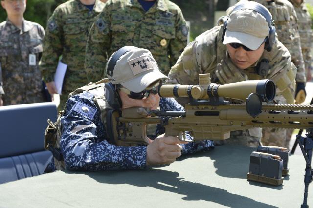 엄현성 해군참모총장이 해군특수전전단 대테러훈련 현장지도 중 저격소총으로 표적을 조준하고 있다. 사진 제공=황규수 상사