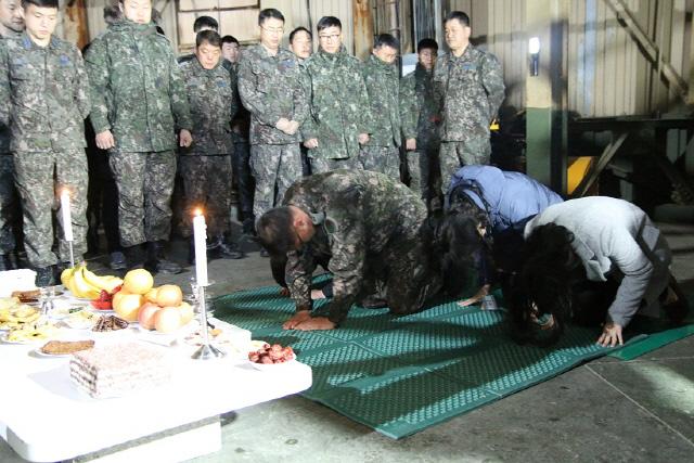 육군전투지휘훈련단 김태영 소령이 지난 3월 11일 아버지 고(故) 김명수 공군준위가 임무를 수행하다 순직한 공군 레이더기지를 찾아 위령제를 지내고 있다.  김태영 소령 제공