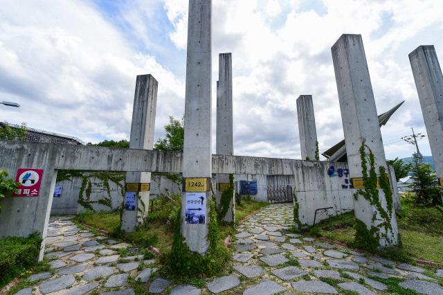 양구전쟁기념관 입구. 9개의 기둥은 6·25전쟁 당시 이곳에서 치러진 9대 전투를 뜻한다.
