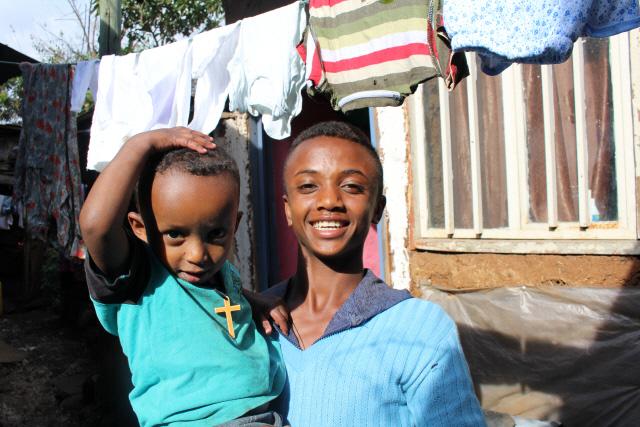 에티오피아 6·25전쟁 참전용사 3세 다윗 에셰투(오른쪽) 군이 동생과 함께 자신의 집 앞에서 활짝 웃어 보이고 있다. 