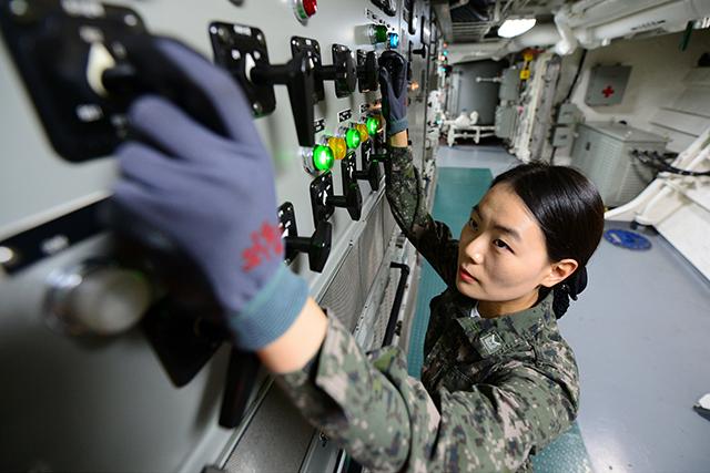 여군 전기사가 함내 배전 패널을 조작하고 있다. 해군제공