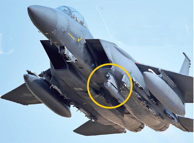 수십㎞ 떨어진 다수의 이동표적도 정확히 조준해주는 ‘스나이퍼 포드(Sniper Pod)’를 장착한 F-15K 전투기가 출격하고 있다. 사진=한재호 기자