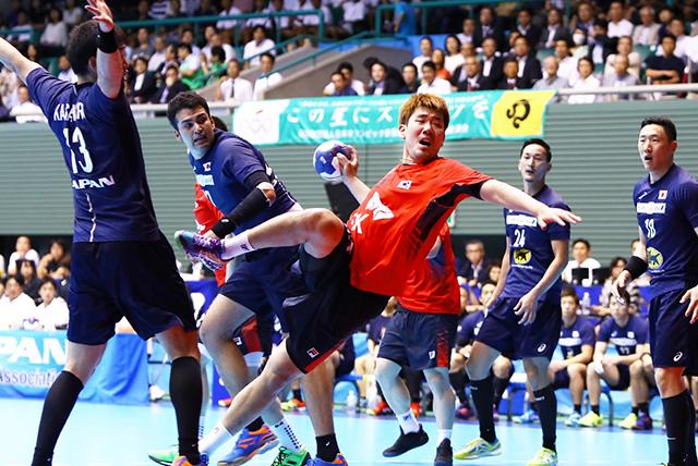 29日日本東京雇馬者とオリンピック公園体育館で開かれたハンドボール国家代表韓・日定期戦男子部競技で韓国の金東明が相手守備をくぐってシュートを試みている.  大韓ハンドボール協会提供