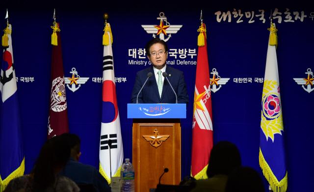 서주석 국방부 차관이 28일 ‘국방부 핵심정책 토의’ 내용에 관해 설명하고 있다.   한재호 기자