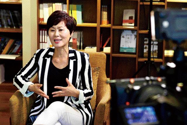 한비야 세계시민학교장이 생활관 IPTV를 통해 방영될 인성교육 영상 콘텐츠 ‘인생 멘토-한비야 편’을 촬영하고 있다.