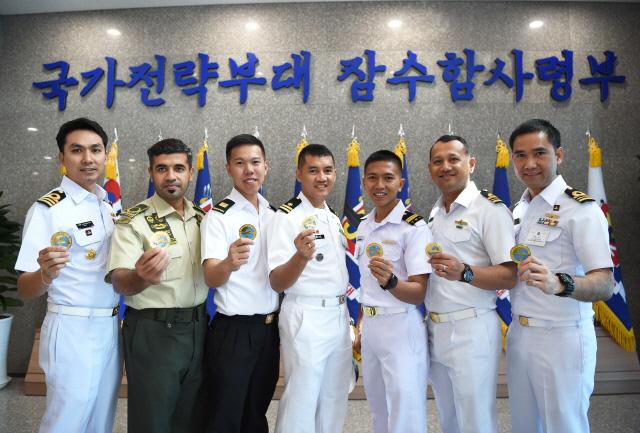 해군잠수함사령부 국제잠수함과정에 참가한 7개국 해군 장교·부사관들이 수료식에서 기념사진을 찍고 있다.  사진 제공=장효실 하사