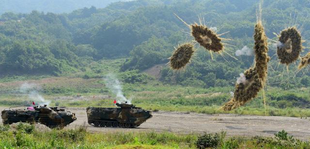 한미 해병대 연합 공지전투훈련에 참가한 해병대1사단 한국형 상륙돌격장갑차(KAAV)가 연막탄을 터트리며 기동하고 있다. 