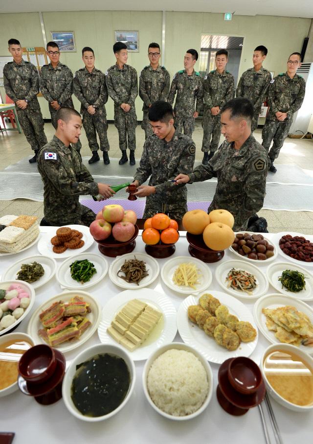 육군65사단 명품대대 장병들이 한가위 합동 차례상을 올리고 있다.  조용학 기자