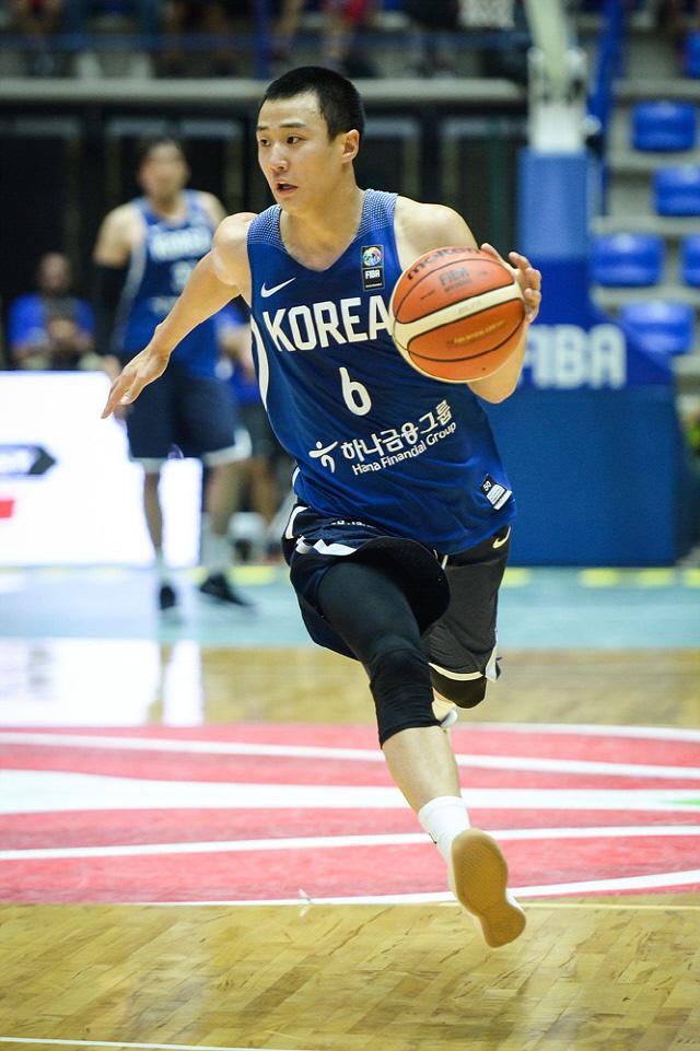 국군체육부대 농구팀 허웅 일병이 지난달 레바논 베이루트에서 열린 2017 국제농구연맹(FIBA) 아시아컵에서 태극마크를 달고 활약하는 모습.
  연합뉴스