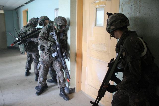 육군21사단 천지담연대 장병들이 건물지역 잔적 소탕 절차를 훈련하고 있다.  부대 제공