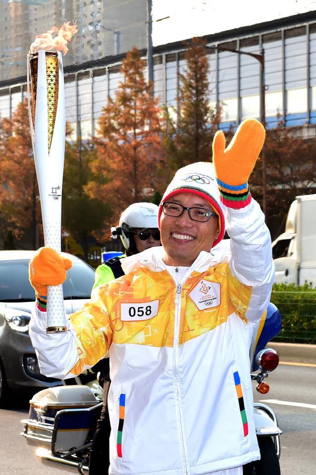 해군군수사령부 김태화 원사가 평창동계올림픽 성화 봉송을 하고 있다. 창원=이경원 기자