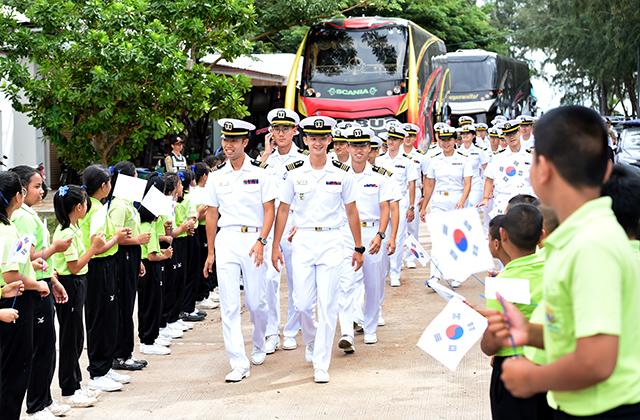 16일 태국 동남부 라용 주(州)에 위치한 ‘6·25전쟁 참전군함’ 쁘라새(Prasae)함 전시관을 찾은 해군사관생도들이 현지 어린이들의 환영인사를 받으며 행사장으로 입장하고 있다.