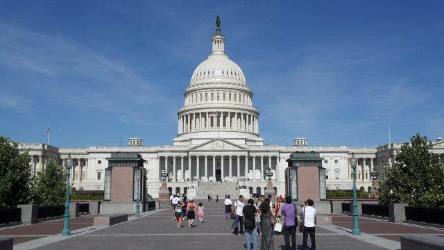 워싱턴의 캐피털 힐(Capitol Hill)에 있는 미 국회의사당 전경. 연중 수없이 많은 관광객이 찾는 아름다운 건물로 워싱턴의 주요 도로는 이곳이 동서남북의 기점이다.  필자 제공