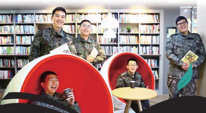 육군51사단 장병들이 육군 최초 병영도서관 운영부문 국무총리 표창을 받은 사단 병영도서관에서 즐거운 시간을 보내고 있다. 부대 제공