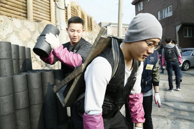 육군사관학교 군사사학과 생도들이 서울시 노원구 상계동 일대에서 사랑의 연탄배달 봉사활동을 펼치고 있다.  육사 제공