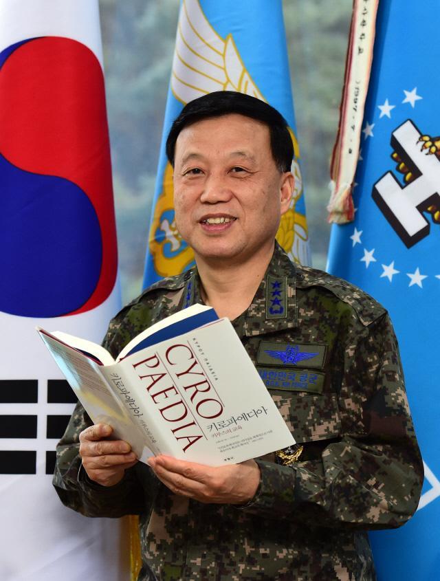공군사관학교의 교육체계 혁신을 주도하고 있는 황성진(중장) 교장이 추천도서 『키로파에디아-키루스의 교육』을 들고 독서의 중요성과 리더의 자질에 관해 설명하고 있다. 한재호 기자