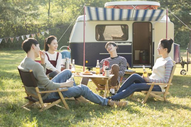 하루에 5시간 이상 온라인 활동을 하는 청소년은 1시간 정도 온라인 활동을 하는 학생보다 불행하다고 느낄 확률이 2배 더 높았다. 또한 홀로 여가를 보내는 것보다 다른 사람과 어울리면서 여가를 보내는 것이 훨씬 행복하다는 연구 결과가 나왔다.
