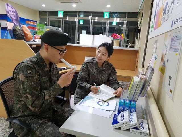 육군훈련소의 한 장병이 일산화탄소 측정기로 체내 일산화탄소 농도가 얼마인지를 확인하고 있다.
  부대 제공