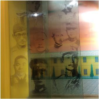 윈난육군강무학교에 전시된 자랑스러운 항일영웅 중 한 명으로 이범석 장군 얼굴(점선 안)이 보인다. 