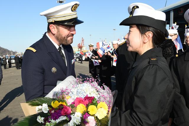  17일 방데미에르함 입항환영행사에서 알렉상드르 브롱스 방데미에르함장이 해군 인방사 장병 대표로부터 환영 꽃다발을 받고 있다. 사진 = 해군인천해역방어사령부
