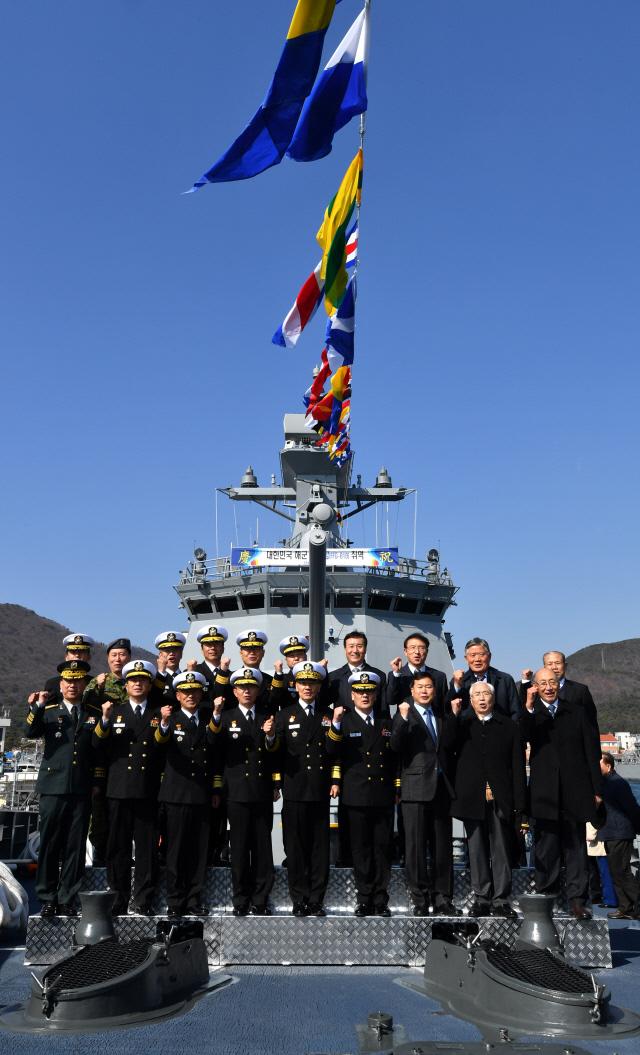 정진섭(앞줄 가운데) 해군작전사령관과 역대 함장 등 주요 참석 내빈들이 대구함 함수에서 기념촬영을 하고 있다.  사진=조용학 기자