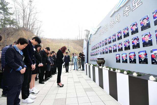 26일 해군2함대에서 엄수된 천안함 46용사 추모식에서 전사자 유가족들이 헌화 분향한 뒤 묵념하고 있다. 한재호 기자