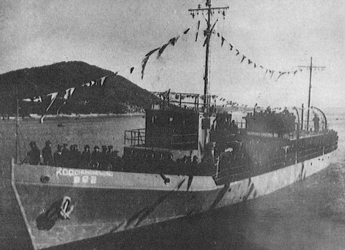 1947년 2월 7일 열린 제1충무공정 명명식 참석자들이 함에 올라 시승하고 있다. 사진=해군본부