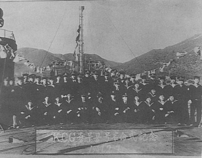 1947년 2월 7일 제1충무공정 명명식에서 참석자들이 기념 사진을 찍고 있다. 사진 = 해군본부