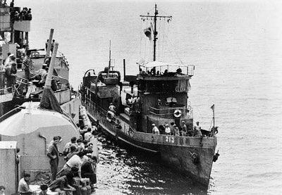 6·25전쟁 당시 미 해군 함정에 계류 중인 제1충무공정. 사진 = 해군본부