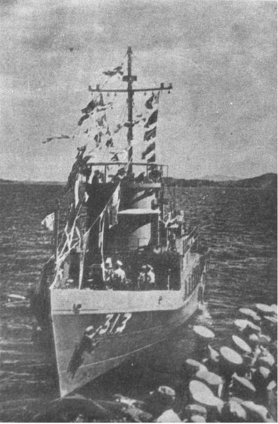 1947년 8월 17일 해상 편대훈련에 기함으로 참가한 제1충무공정.