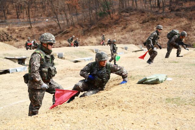 육군17사단 주요 직위자들이 기동 간 실사격을 하는 공격전투사격 훈련을 하고 있다. 부대 제공