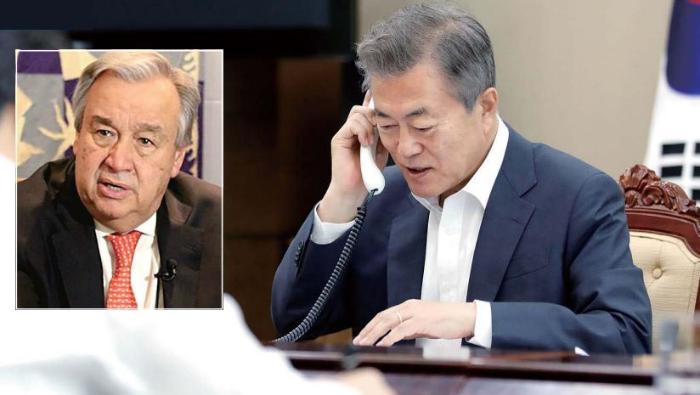 문재인 대통령이 1일 오전 청와대에서 안토니우 구테흐스 유엔사무총장과 통화하며 남북정상회담 결과와 북한의 비핵화 방안에 관해 이야기하고 있다. 청와대 제공