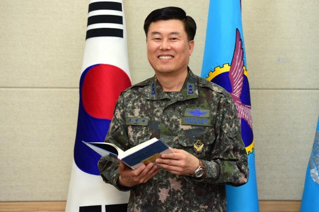 조광제 공군군수사령관이 국방일보 장군의 서재 추천도서인 『임진왜란과 조·명·일의 군수시스템』을 들고 환하게 웃고 있다. 한재호 기자