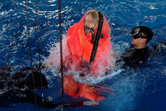훈련 중인 생도가 잠수함 탈출복을 이용해 물 밖으로 나오고 있다. 진해=한재호 기자