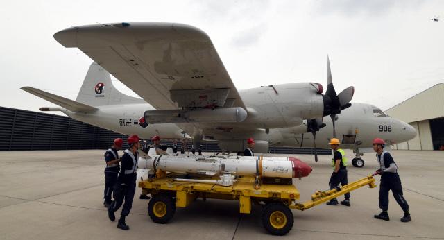해군6항공전단 항공 무장 부사관들이 대함 유도무기 하푼을 P-3 해상초계기에 장착하기 위해 옮기고 있다. 사진=양동욱 기자